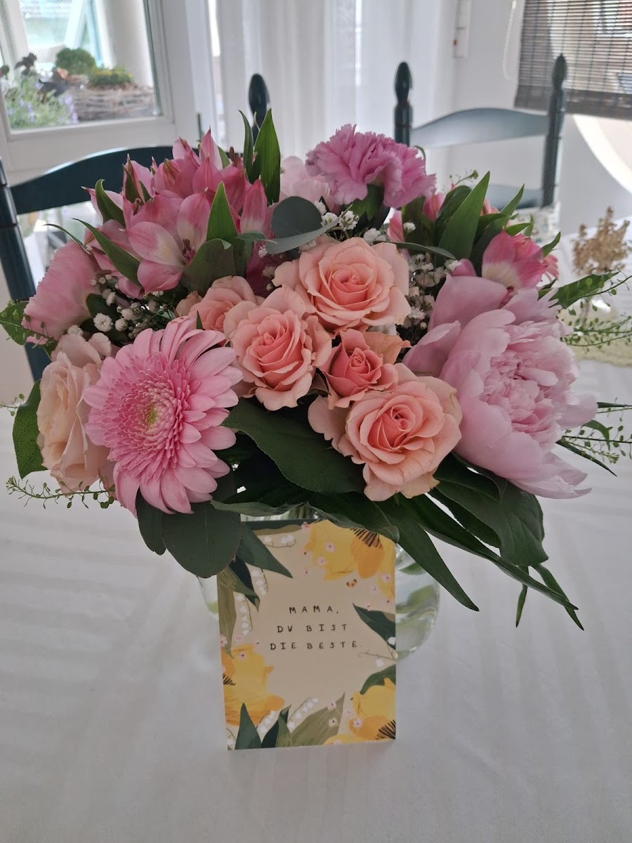 Rosa Rosenstrauß mit Gerbera und Karte 'Mama, du bist die Beste'