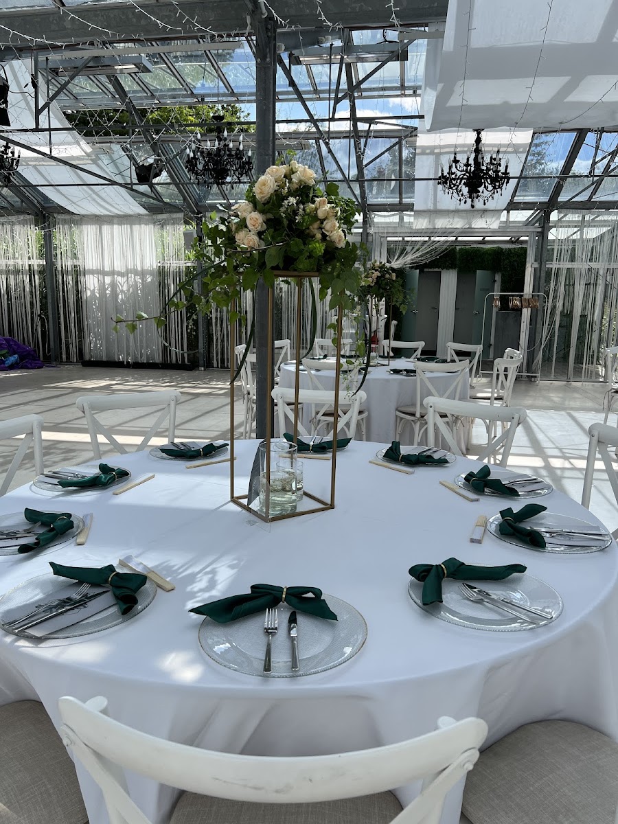 Festlich gedeckter Hochzeitstisch mit hohem Blumengesteck