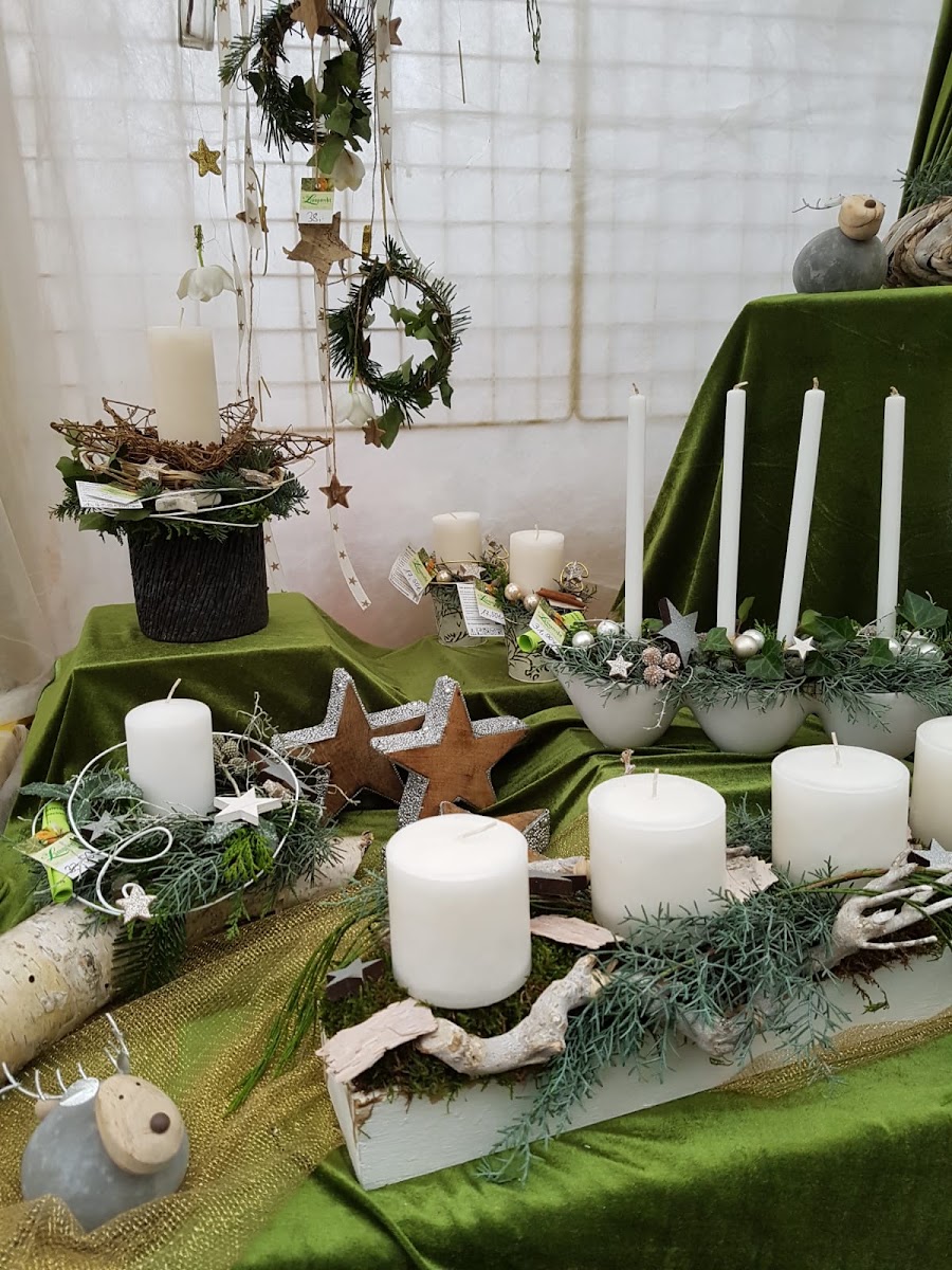 Adventliche Tischdekoration mit Kerzen und Sternen